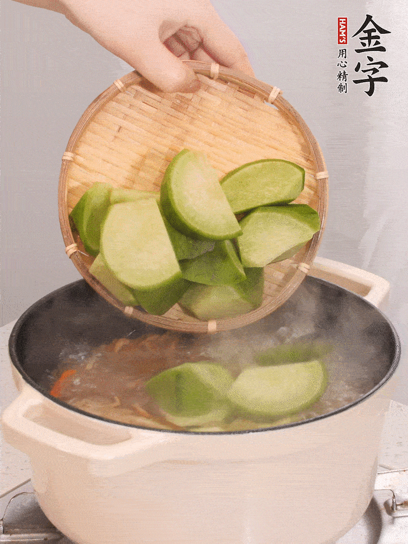 加入青、紅蘿卜再煲半小時。