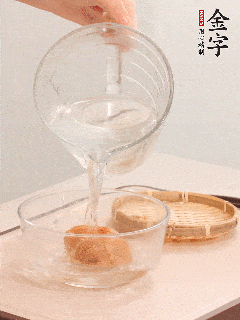 猴頭菇至少泡發(fā)半小時，將浸泡后的黃水擠干；