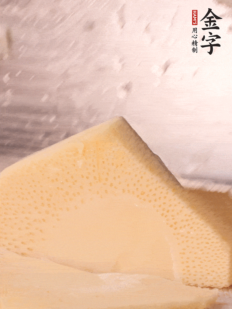 冬筍處理干凈，切滾刀塊，開水焯燙去除澀味