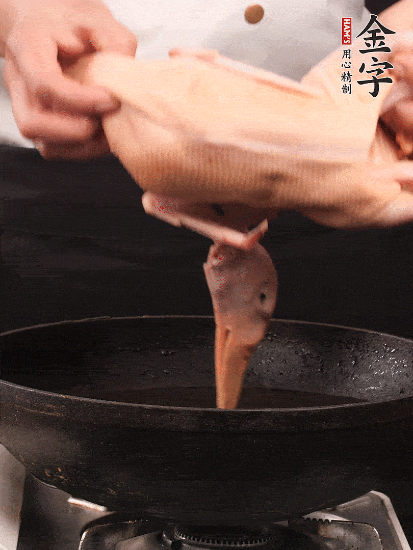 處理干凈的老鴨1只，黃酒小半碗，姜幾片，一起放入冷水，煮沸焯水3分鐘，去除血沫
