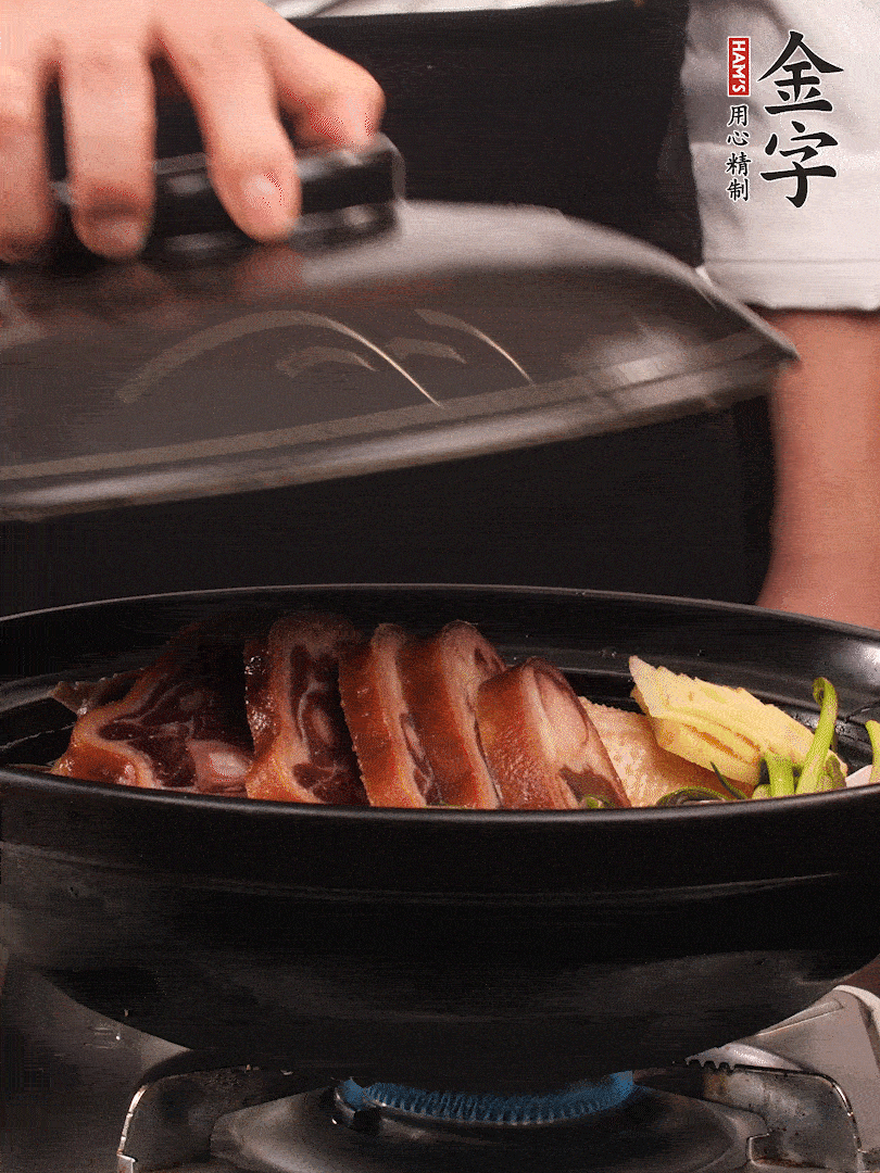 砂鍋蓋蓋子密封，大火燒開后轉(zhuǎn)小火，燜煮2小時