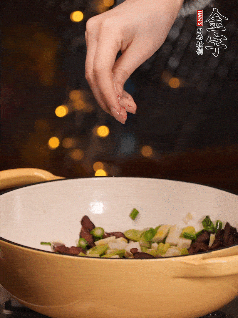 可以加點(diǎn)點(diǎn)水，再加菜苔，加點(diǎn)鹽、味精調(diào)味