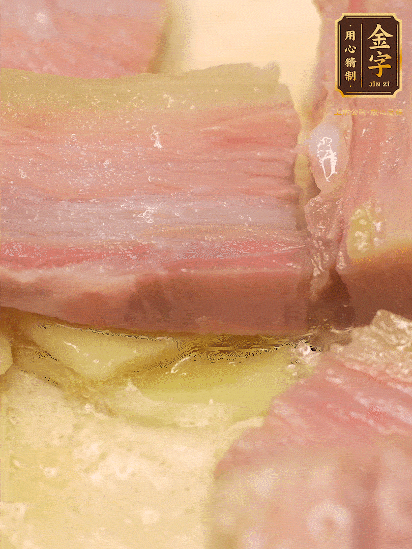 鍋內(nèi)熱油放點(diǎn)姜絲，煸香咸肉