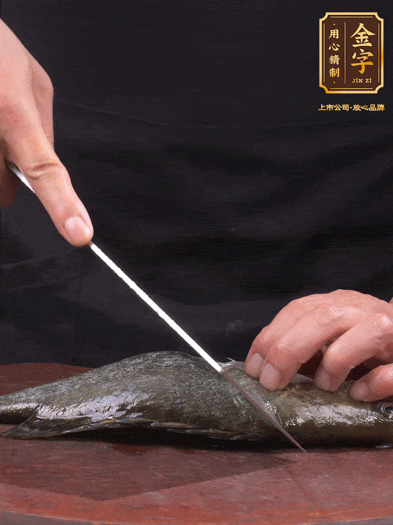 處理桂魚。收拾好的桂魚在兩側開花刀