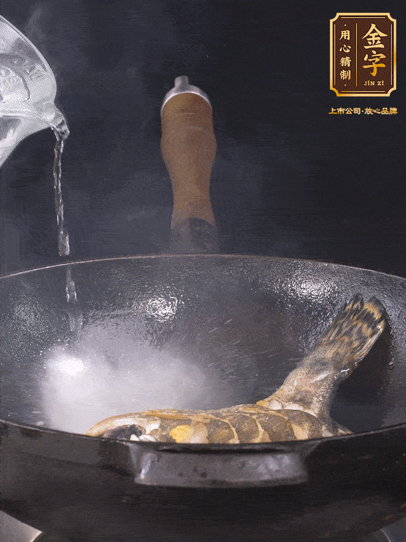 倒入適量食用油，待鍋燒熱后下桂魚煎大約2-3分鐘至兩面金黃（一定要煎透，這樣做出來的湯才會比較奶白色）
