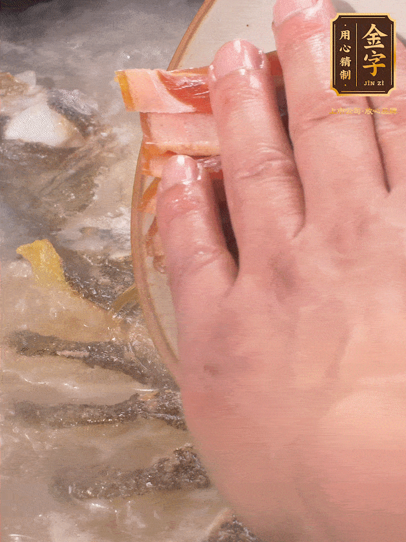 將煎好的魚，倒入三大碗開水。大火煮開后放入1個蔥結、2片姜片和1勺料酒和火腿片