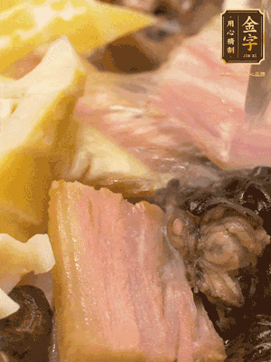 倒入滾燙的熱水，燉煮20分鐘，湯濃汁白