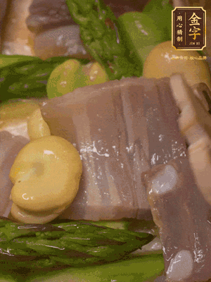 倒入熱水，燉煮10分鐘