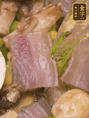 開蓋，放入河蝦繼續(xù)燜煮5分鐘