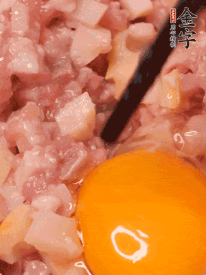 豬肉末、咸肉丁，分次加蔥姜水，一勺糖、一丟白胡椒，春筍丁，打入一個雞蛋