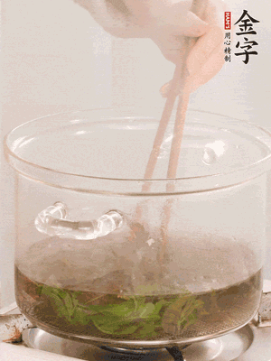 香椿焯水，變色后撈出，切成小段