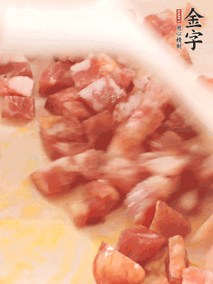 香腸炒出油脂，加入蠶豆煸炒