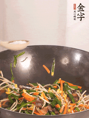 炒合菜：金字醬油肉、綠豆芽、韭菜