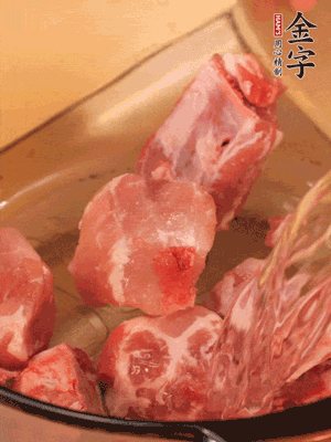 排骨冷水下鍋，加料酒、姜片，煮開綽水