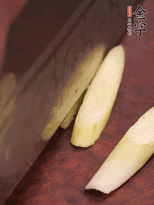 蒜白切小段，辣椒斜切圈