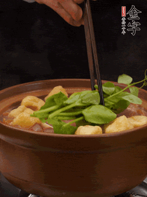 加筒骨煲的經(jīng)典配菜：金字土香腸、油豆腐、千張蓋上蓋子燜一會(huì)兒，耐心等候10分鐘。