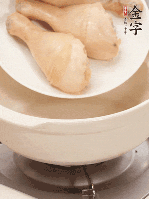 雞腿、火腿、干貝、蒜頭放入砂鍋內(nèi)燉1小時