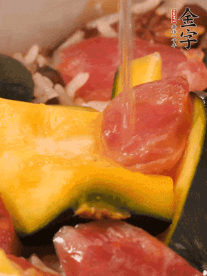 倒入溫開水，水量高出米面一個(gè)指節(jié)。