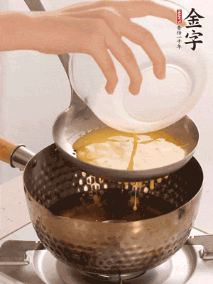 雞蛋過篩子倒入油鍋炸成蛋酥，瀝干油。