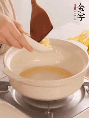 鍋里留少量底油煸香火腿和姜末。