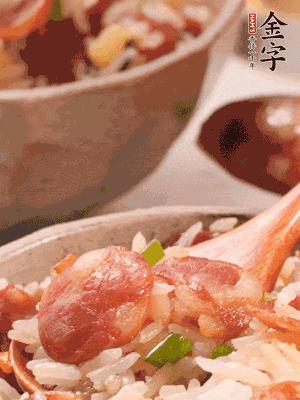 開(kāi)蓋后，沿鍋邊淋2大勺花生油，大火烤出鍋巴。輕輕翻拌一下，撒點(diǎn)蔥花。