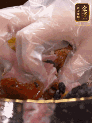 排骨洗凈后（蠔油、生抽、老抽、鹽、糖、淀粉、豆豉、蒜蓉、姜絲）腌制30分鐘
