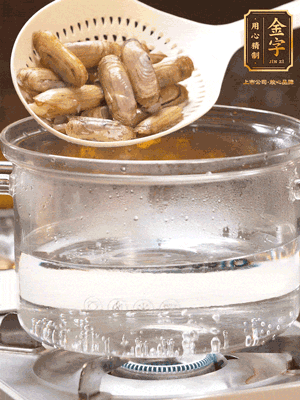 煮一鍋沸水，下蟶子汆燙30秒，撈出浸入冰水，取出蟶子肉