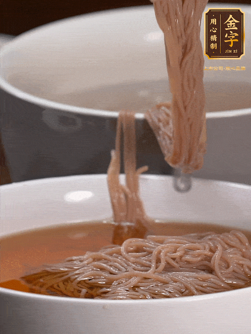 蘋果醋，一點(diǎn)鹽、糖、醬油，兌入涼白開水調(diào)成簡(jiǎn)易冷面湯，放水箱冷藏