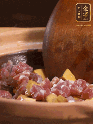 熱油下蒜片，倒入香腸丁、牛肝菌丁翻炒出香味
