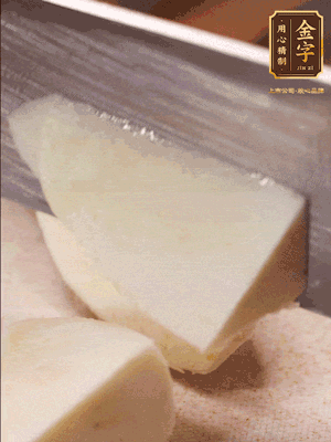 茭白去殼，底部一層老皮刨掉，切成滾刀塊