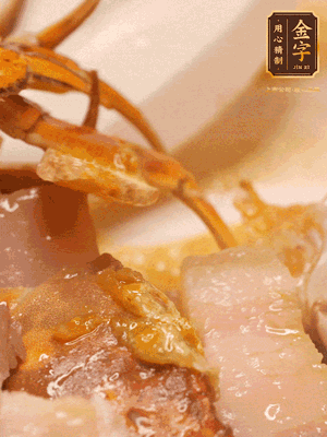 顏色變紅時(shí)，放蔥結(jié)、姜片煸香，再放咸肉、茭白、毛豆翻炒