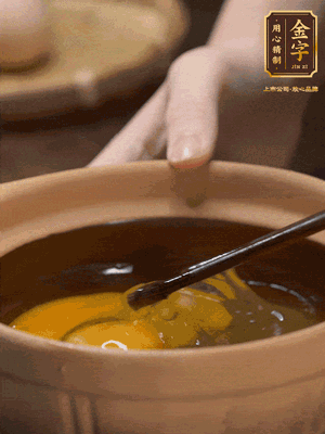 雞蛋打入砂鍋，充分打勻，1.5倍的溫水加一勺鹽，倒入蛋液中，攪拌均勻后用勺子舀去表面浮沫