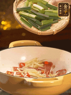 接著放蒜葉，來一點鹽，一點醬油調味翻勻