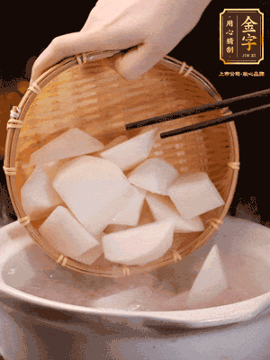 大火煮開(kāi)后，轉(zhuǎn)中小火燉40分鐘，挑出蔥結(jié)，再下蘿卜燉20分鐘