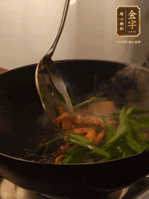 黃豆醬、鹽、糖調(diào)味，淋一圈花雕酒，蒜白先下，蒜葉后下