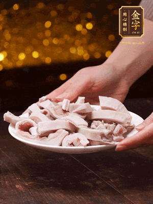 豬肚冷水下鍋，姜蔥料酒去腥，水開(kāi)煮5分鐘，撈出，切小塊。