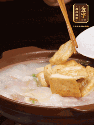 倒入開水大火煮開，轉(zhuǎn)中小火放咸肉，放一點(diǎn)點(diǎn)糖、味精慢燉10分鐘

