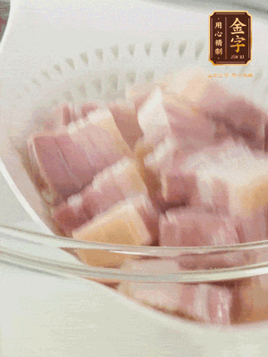 金字淡咸肉、排骨分別加料酒、蔥、姜冷水下鍋焯水，水開(kāi)撇去浮沫撈出。