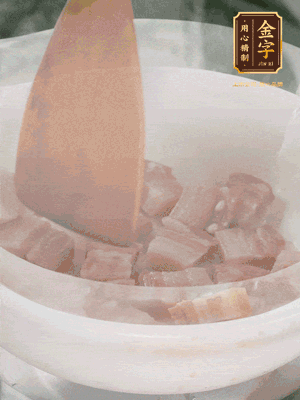 砂鍋內(nèi)咸肉微微煸出香味，再倒入開(kāi)水。放排骨滾開(kāi)后轉(zhuǎn)中小火篤30分鐘。（水盡量一次加足，以免中途加水沖淡鮮味。這一步是湯底濃白的關(guān)鍵）