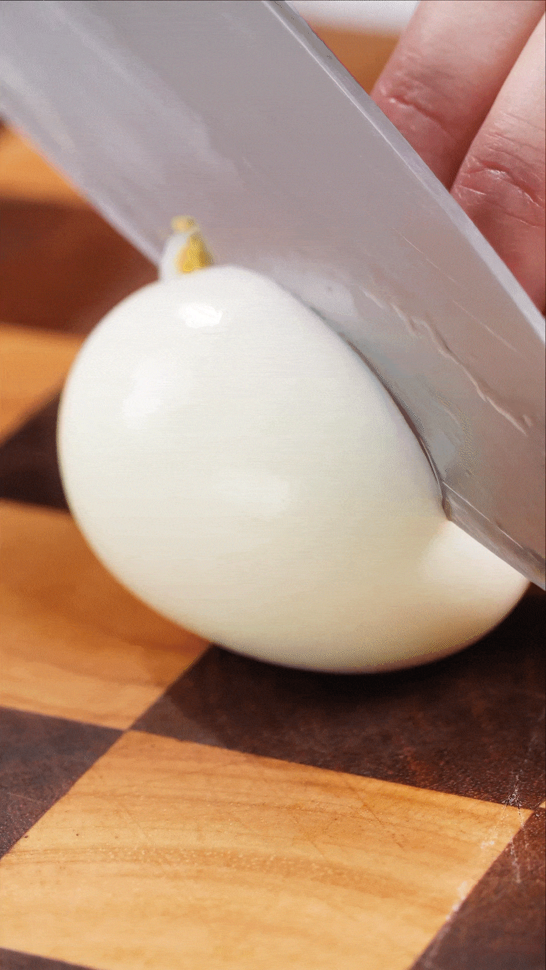 雞蛋煮熟，改刀備用