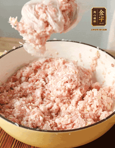 肉丁、咸肉丁、一丟丟鹽、料酒拌勻，反復(fù)摔打上勁。接著加入1兩蔥姜水，反復(fù)拌勻摔打上勁。前后共加3遍。3遍后筍丁，接著反復(fù)摔打上勁。最后加入1個蛋清、3茶匙生粉拌勻摔打上勁