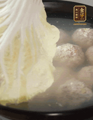 等獅子頭浮起來時再加白菜蓋。小火慢燉2小時