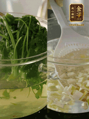 春筍切丁焯水；薺菜加鹽焯水，過涼水后切成細(xì)末
