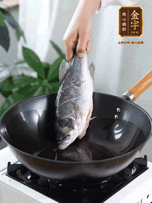 熱油，加1大勺豬油、姜片，再下鱸魚，煎至定型后翻面。（加點(diǎn)豬油，燉出的魚湯更容易變?yōu)榍逅哪贪咨＃?>
					</div>
					<span>步驟 3/6</span>
					<p>熱油，加1大勺豬油、姜片，再下鱸魚，煎至定型后翻面。（加點(diǎn)豬油，燉出的魚湯更容易變?yōu)榍逅哪贪咨?。?/p>
				</li><li>
					<div   id=