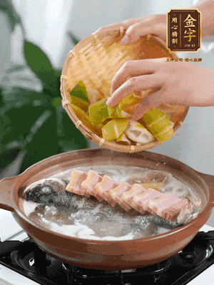 倒開水燉煮后轉(zhuǎn)移入砂鍋，淋料酒去腥、加少許鹽調(diào)味，再依次加咸肉、春筍燉煮15分鐘。