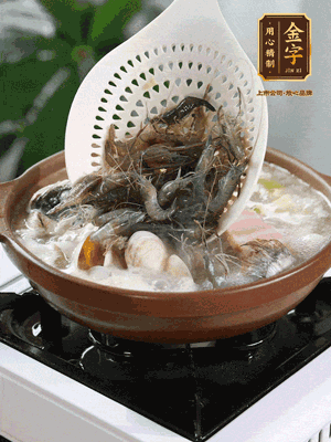最后加一把蛤蜊、一把河蝦燜2分鐘，放一點(diǎn)白胡椒粉調(diào)味，撒上蔥花點(diǎn)綴！
