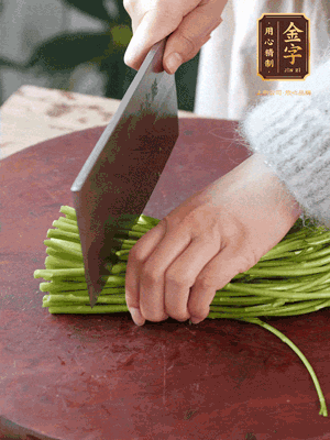 正嫩的藜蒿，掐頭去除根部，切小段
