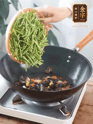 熱油煸香蒜末、姜粒、小米辣，再下臘肉煸炒出香味