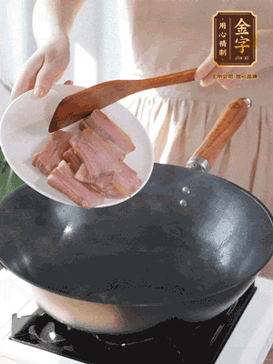 豬油熱鍋，下咸肉煸香，再下蔥姜提鮮