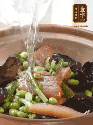 轉(zhuǎn)入砂鍋，加入開水、百葉結(jié)燉煮10分鐘